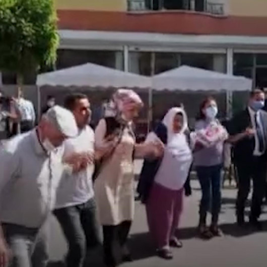 Oğlu güvenlik güçlerine teslim olan Ayşegül Biçerin bayram günü: HDP binası önünde kurban kestirip halay çekti