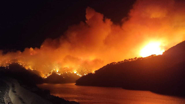 Kozan'da alevler yeniden yükseldi: 23 farklı noktada yangın