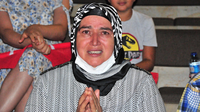 Anne Selma Yıldız, kızının maçını dualar eşliğinde takip etti.