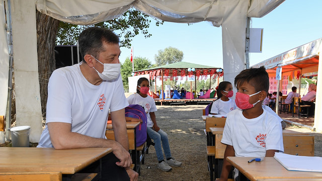 Bakanı Selçuk, Ankara'nın Kahramankazan ilçesinde mevsimlik tarım işçilerinin çocukları için oluşturulan 'Mobil Okul'u ziyaret etti.
