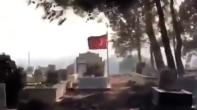 Alevler içinde kalan mezarlıkta şehit kabri ve Türk bayrağı yanmadı