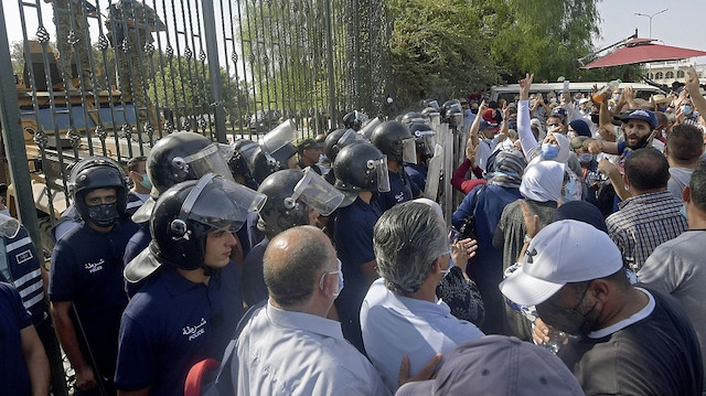 فورين بوليسي: ديمقراطية تونس على المحك وبايدن تحت الاختبار