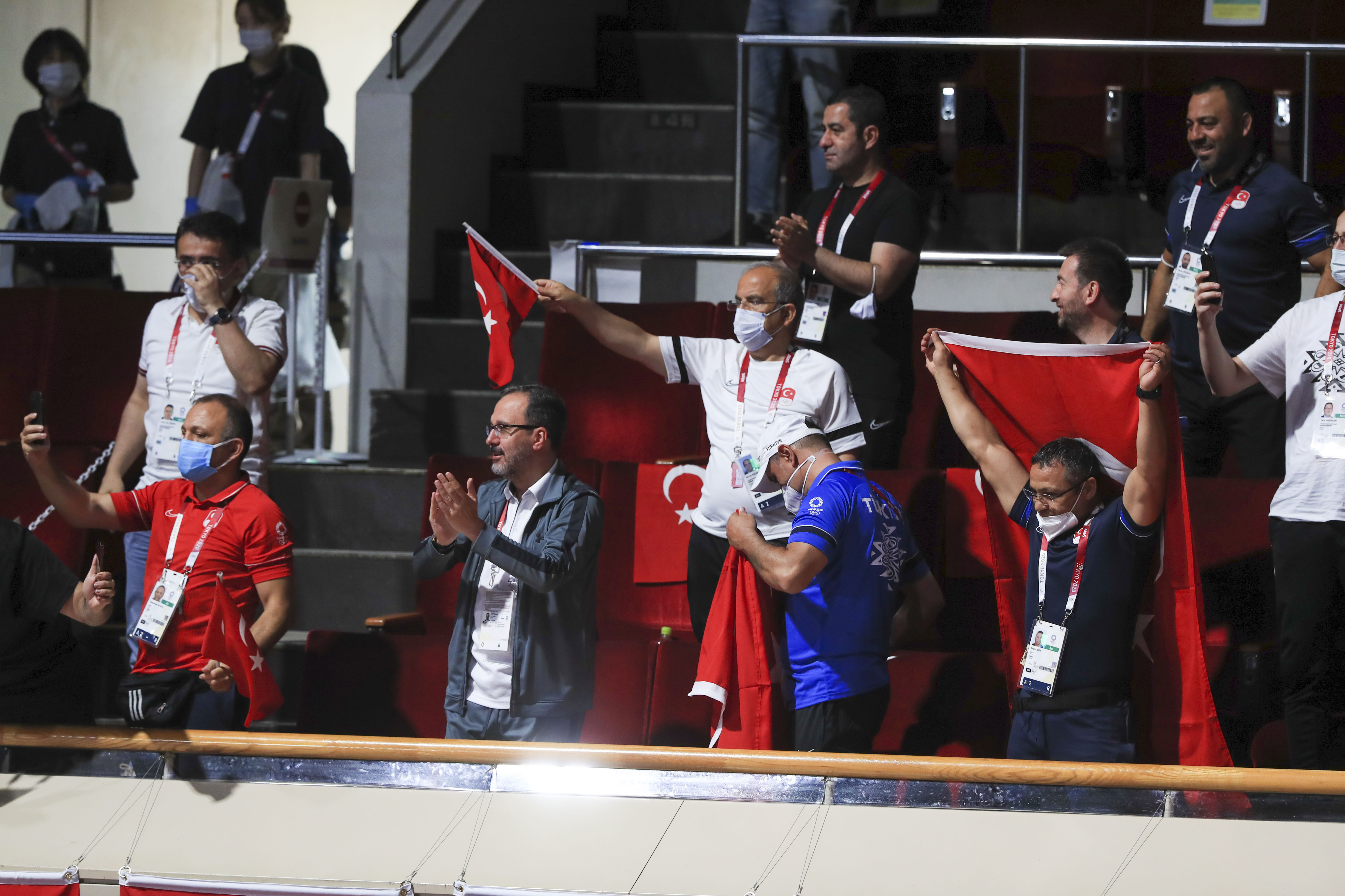 Bakan Kasapoğlu milli sporcuya tribünden destek verdi.