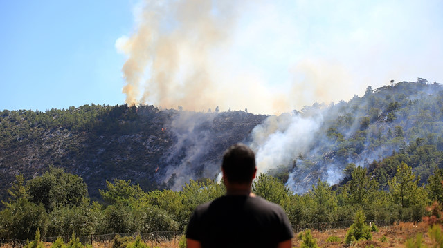 İlçede 28 Temmuz'da Pembecik Mahallesi'ndeki kızılçam ormanında çıkan ve daha sonra farklı mahallere yayılan yangın için ekiplerin çalışması devam ediyor.