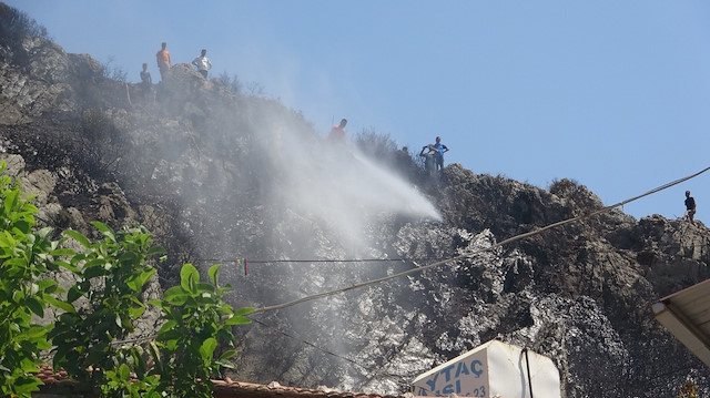 Yangın yoğun müdahale sonrası evlere sıçramadan söndürüldü