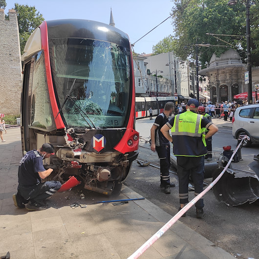 İstanbulda tramvay raydan çıkarak elektrik direğine çarptı: Şans eseri yaralanan olmadı