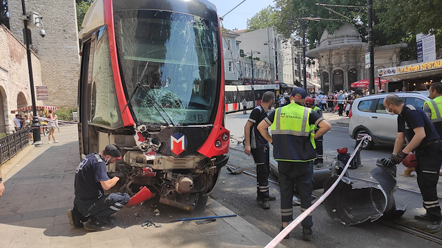 İstanbul'da tramvay raydan çıkarak elektrik direğine çarptı: Şans eseri yaralanan olmadı