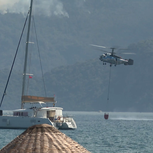 Helikopterlerin durmaksızın denizden su alarak yangına müdahale anları kaydedildi