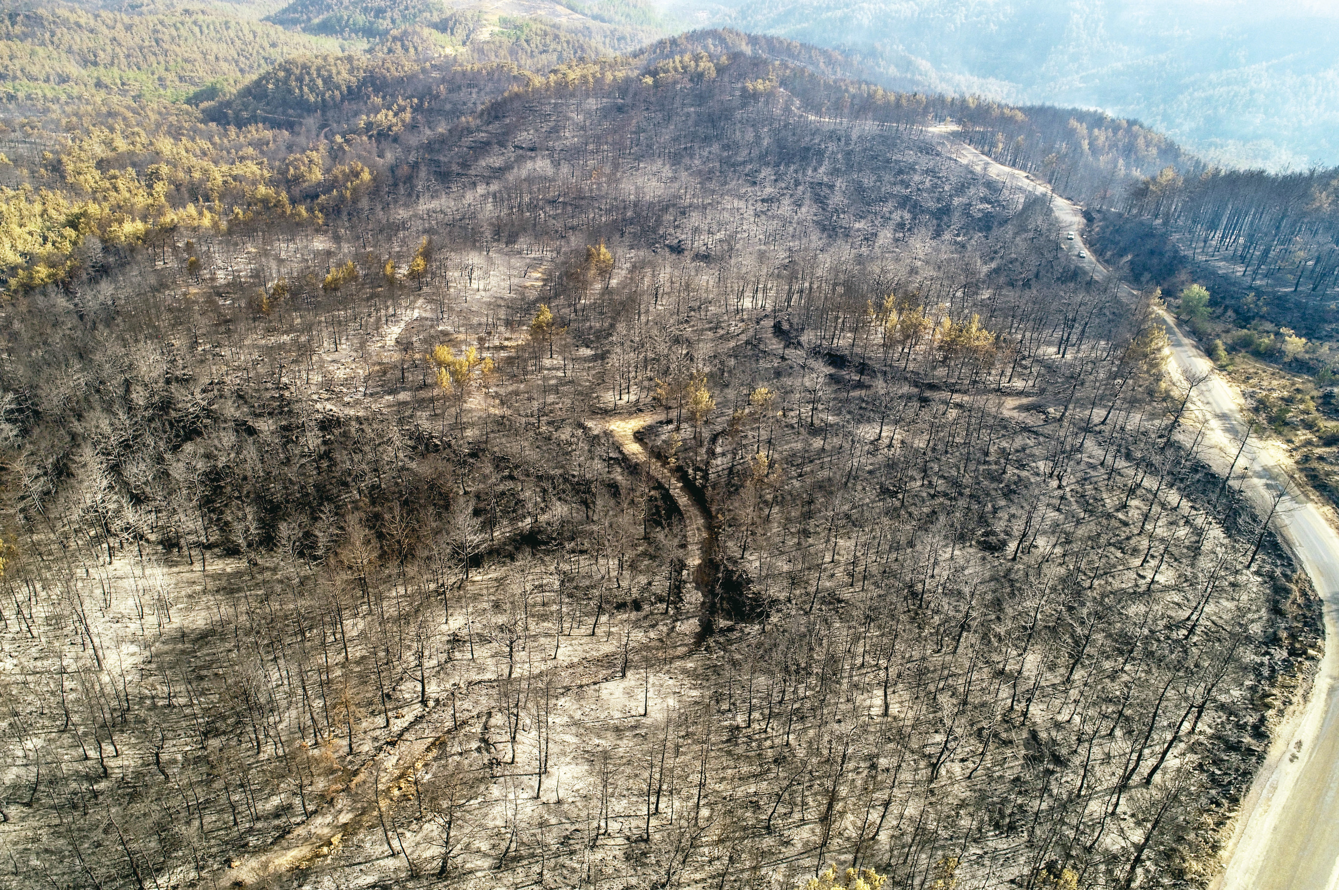 Antalya’da yangın söndürme helikopteri pilotlarının müdahale sırasında çektiği görüntüler, yangının boyutunu gözler önüne serdi. Bölgede söndürülen alanlar da dronla görüntülendi.