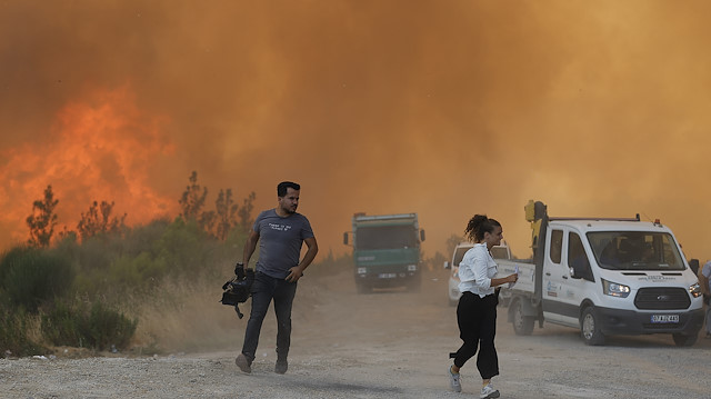 İlçenin 4 farklı bölgesinde 28 Temmuz'da çıkan orman yangını, rüzgarın etkisiyle geniş bir alana yayılıyor.