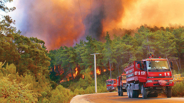 Antalya Manavgat'ta çıkan orman yangınını kontrol altına alma çalışmaları sürüyor.