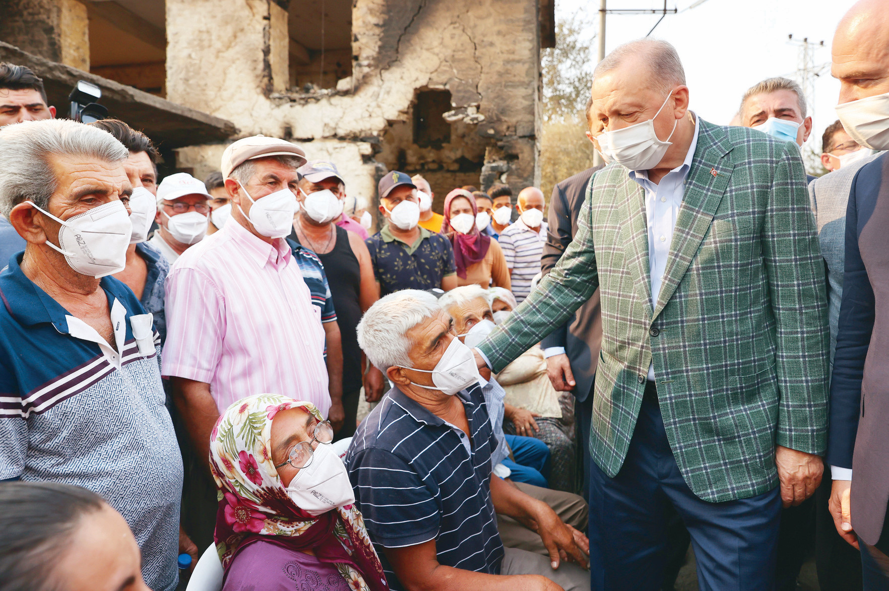 Erdoğan, Manavgat Kalemler Mahallesi’ni ziyaret ederek vatandaşlara geçmiş olsun dileklerini iletti.