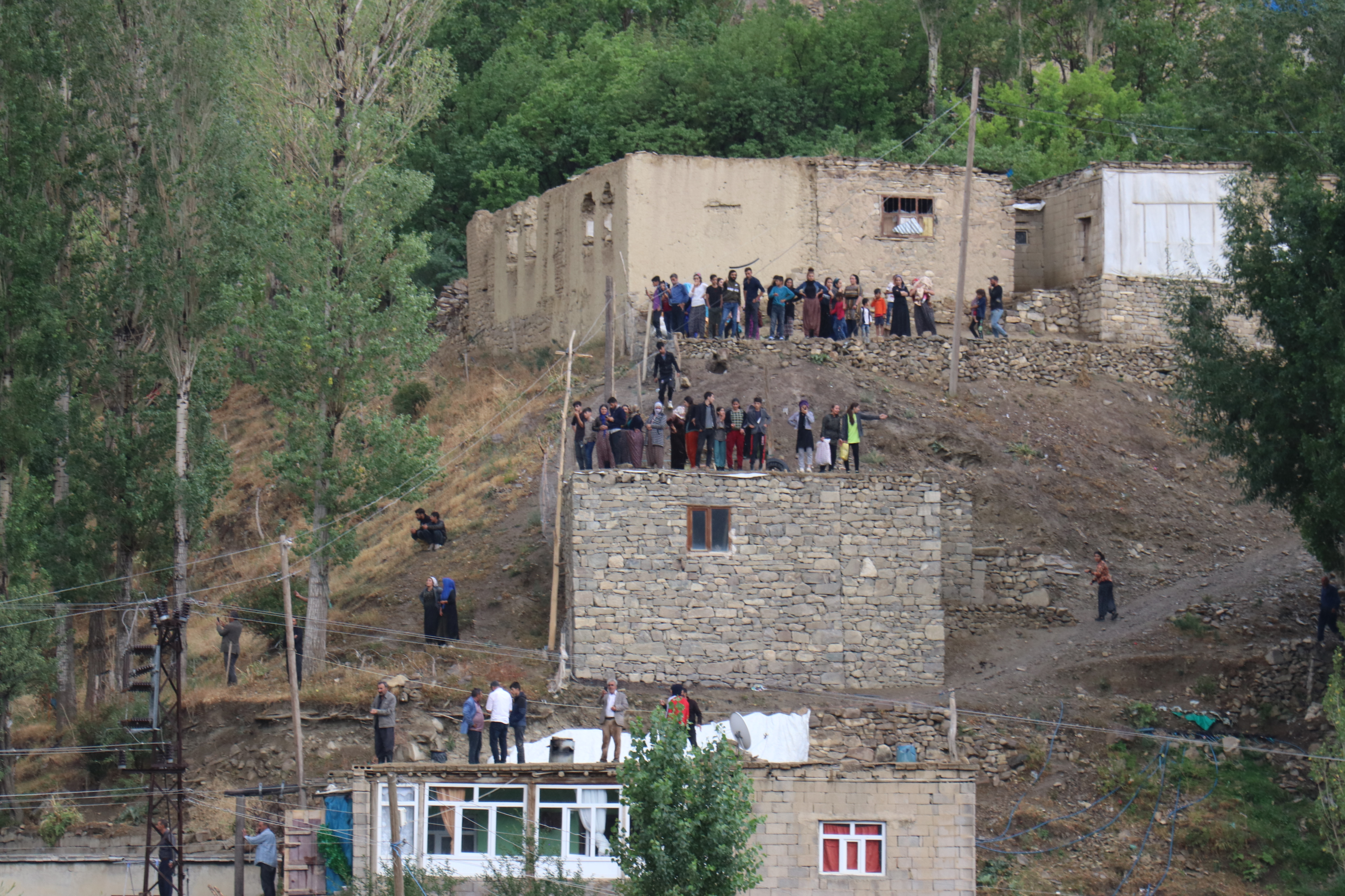 Vatandaşlar evlerin çatılarına çıktı.