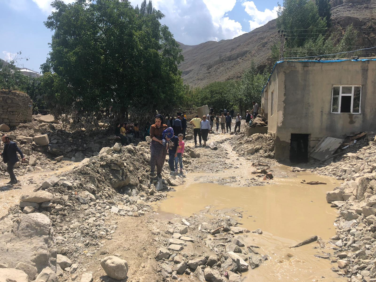 Bugünkü yağışın ardından yaşanan selde bölgedeki bazı evler hasar gördü.