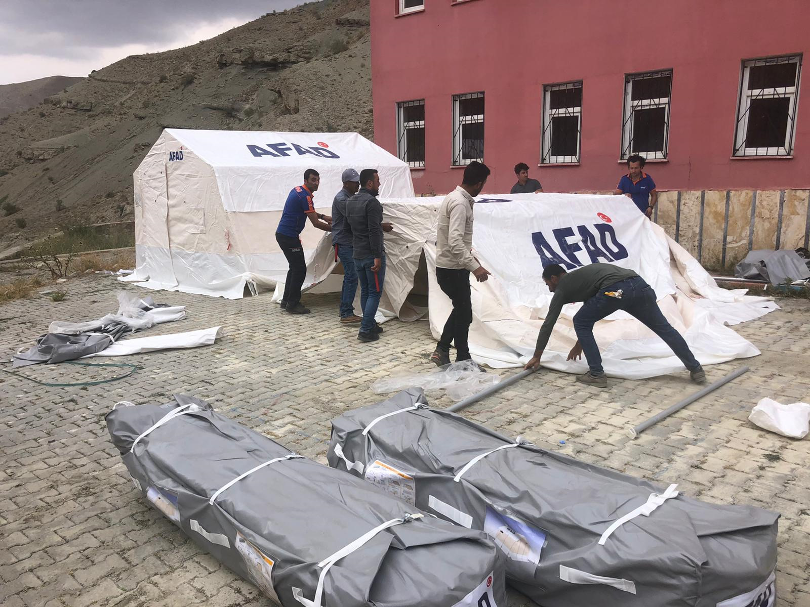 Selde evleri zaman gören vatandaşlar için çadır kurulumuna başlandı.