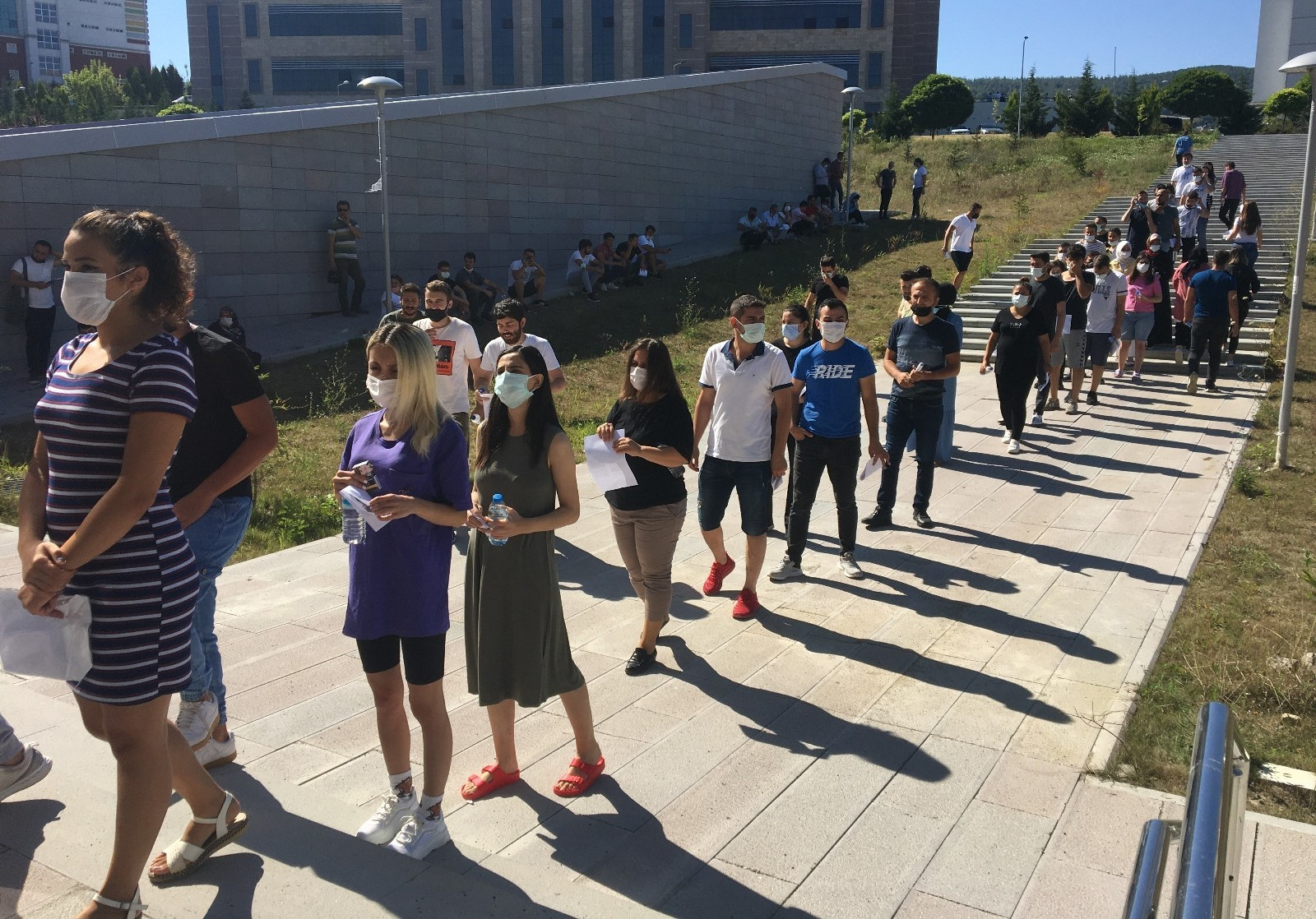 Bartında KPSS sınavı öncesi bazı binaların önünde uzun kuyruklar oluştu.
