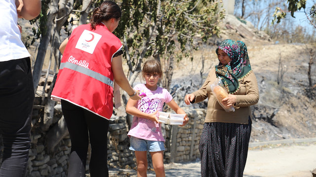 Kızılay ekipleri farklı şehirler ve noktalarda yardım çalışmalarını sürdürüyor. 