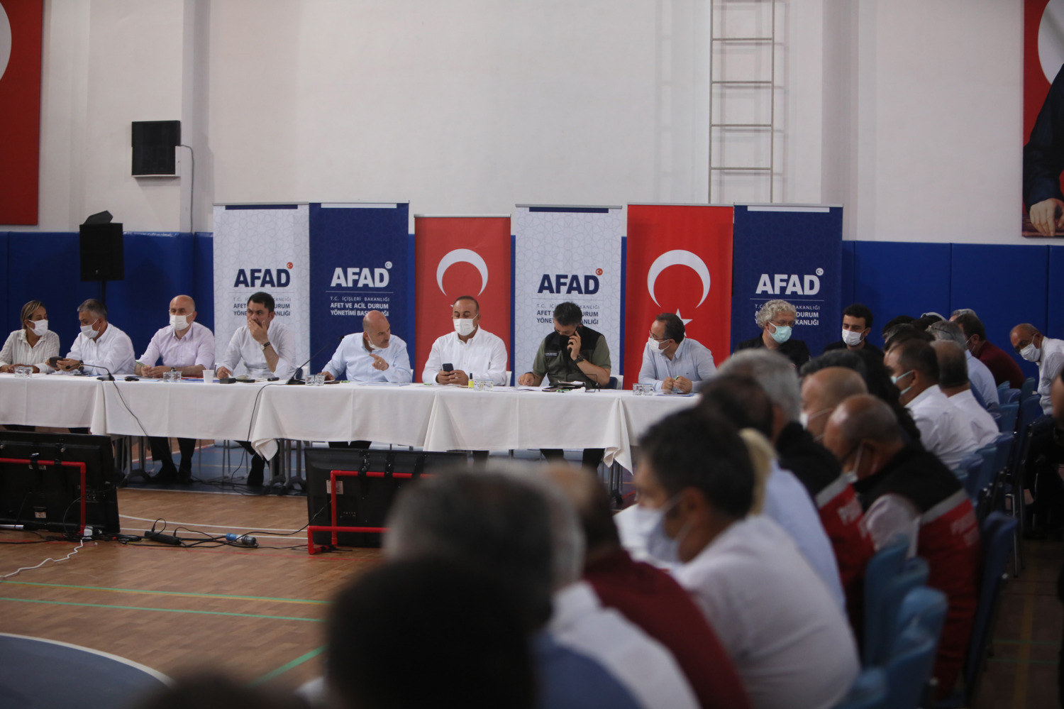 Afet bölgesinde bakanların yönettiği koordinasyon merkezinden bir kare.