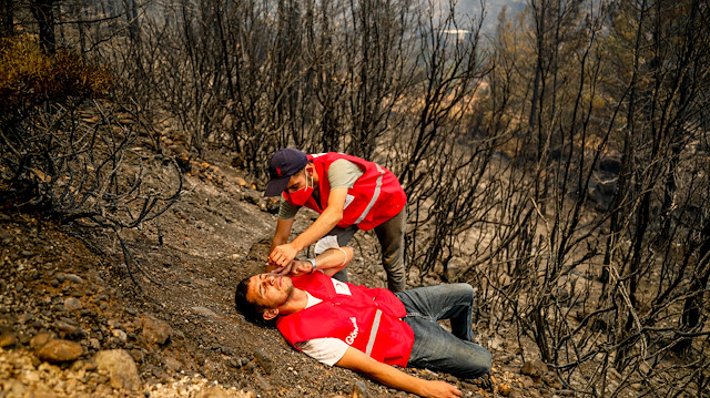 Dumandan gözleri yanan Kızılay gönüllüsü Vedat Hıdır'ın yardımına yine Kızılay gönüllüsü Muhammet Koray Filik koştu. Hıdır'ın gözüne damlayı Filik damlattı.