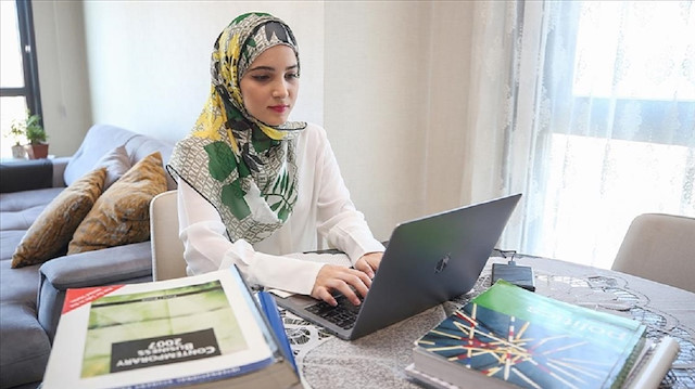 ياسمين نايال.. سورية هربت من الحرب وتفوقت أكاديميا بتركيا 