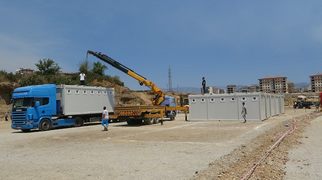 AFAD yangın bölgelerinde acil barınma ihtiyaçları için konteyner ve çadır kurulumlarına devam ediyor.