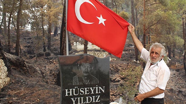 Şehit mezarındaki Türk bayrağına da zarar gelmedi. 