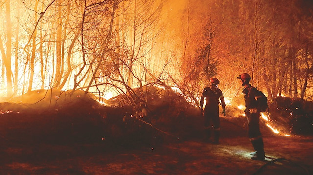 İtalya’da 200’den fazla yangınla mücadele edilirken, 2 günde 116 yangının çıktığı Yunanistan’da başta Mora yarımadası olmak üzere, Rodos ve Mikonos adalarında da alevlerin önüne geçilemiyor.