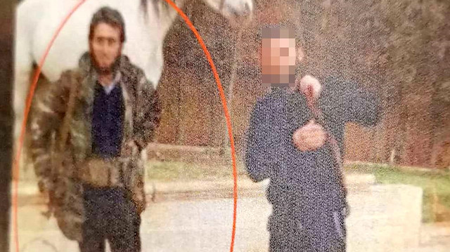 Sılaybi'nin DEAŞ'ı simgeleyen sembollerle çatışma bölgelerinde uzun namlulu silahlarla çekilen fotoğrafları tespit edilince sanık 23 yıl 4 ay hapse mahkum edildi.