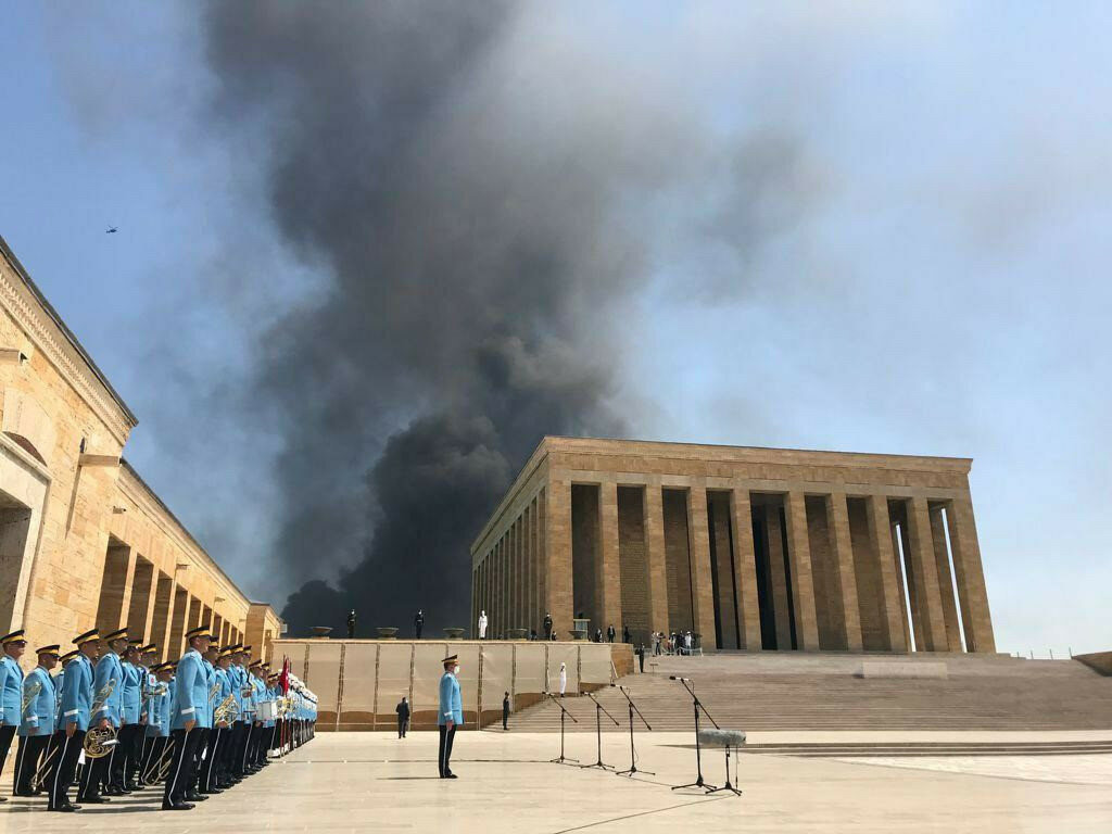 Cumhurbaşkanı Erdoğan'ın Anıtkabir ziyareti sırasında gökyüzü karardı.n
