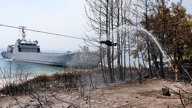 Çıkarma gemisi Ören plajına yanaşıp yangın söndürme çalışmalarına katıldı.