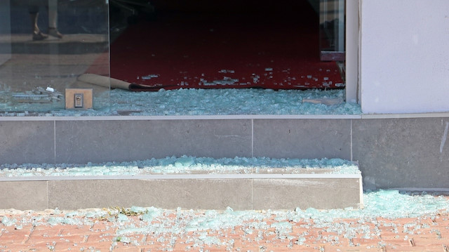 Azra'nın katilinin iş yerinin cam kapısı kırıldı.