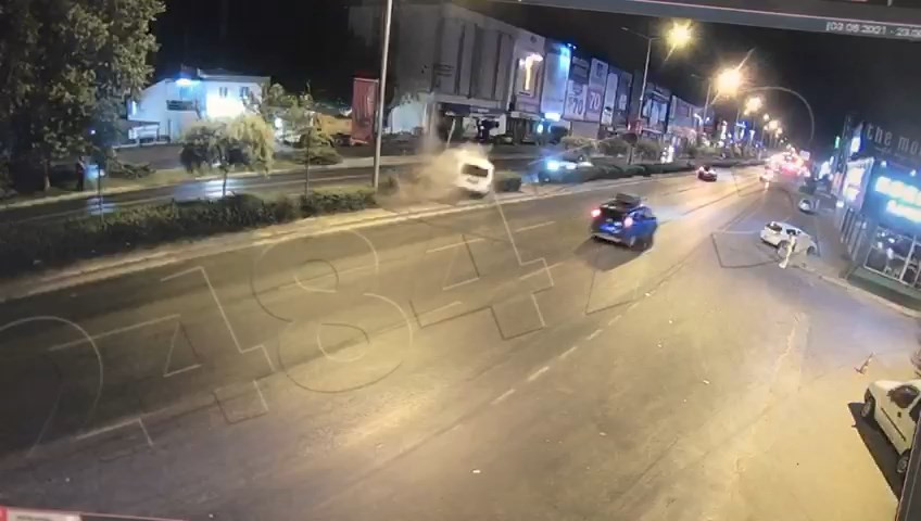 Kaza anı güvenlik kamerasına yansıdı.
