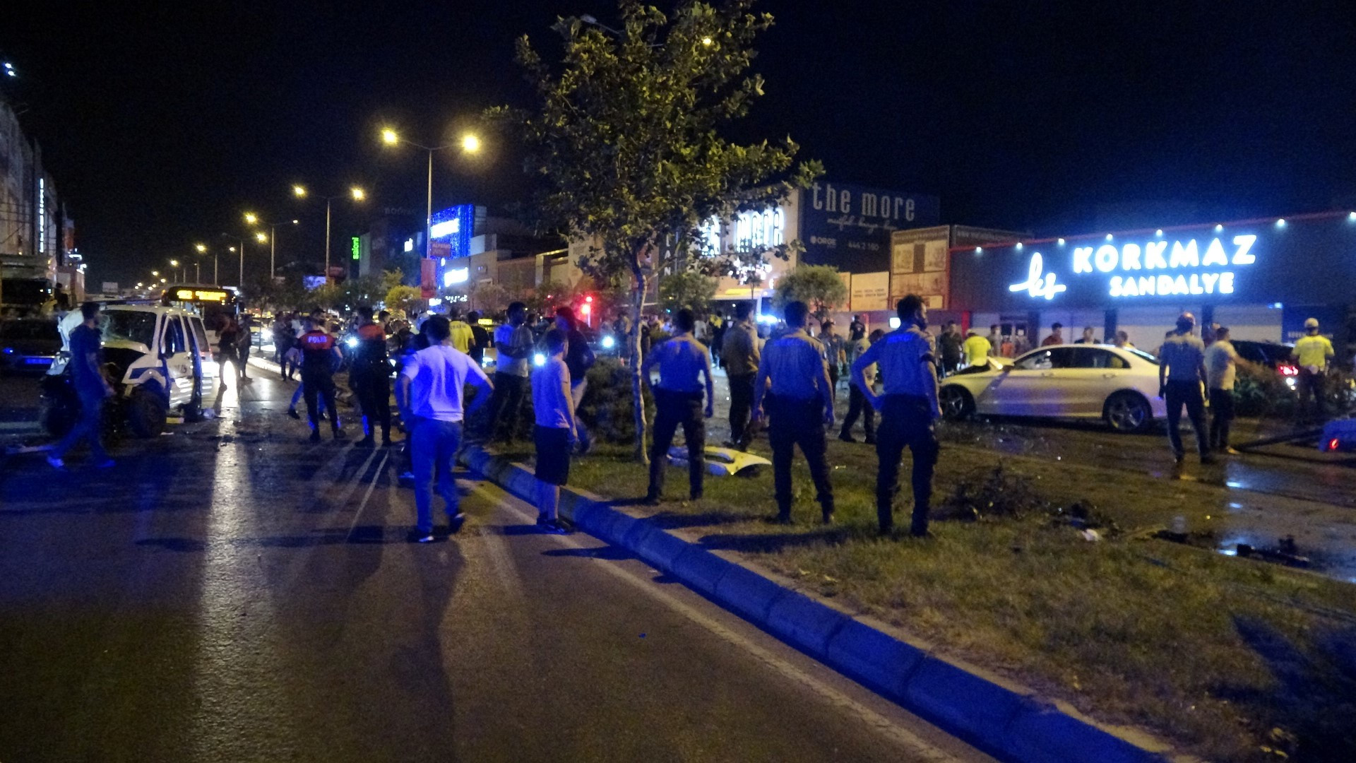Çarpışmanın şiddetiyle polis aracı takla atarak yan yola geçti.