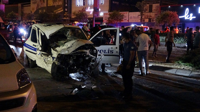 Çarpışmanın şiddetiyle polis aracı takla atarak yan yola geçti.