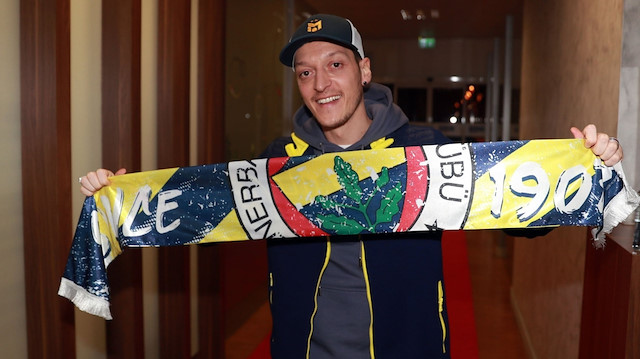 Mesut Özil, İstanbul'a geldiğinde Fenerbahçe atkısıyla poz vermişti.