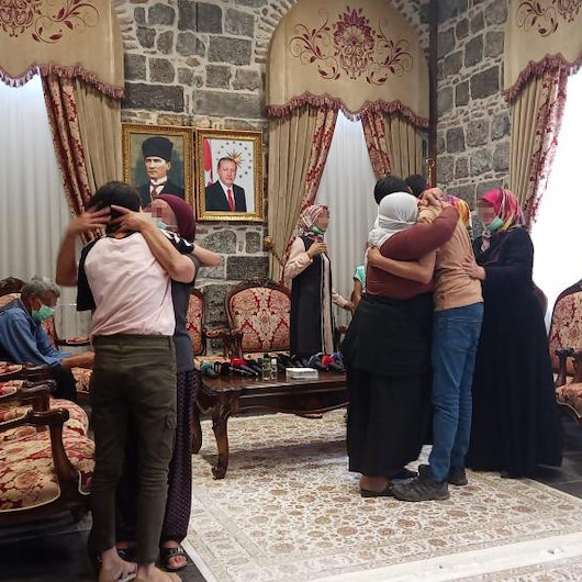 Evlat nöbetindeki 3 aile daha evladına kavuştu