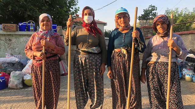 Ahmetler Köyü kadınları ellerinde tırmıklarıyla yangınla mücadelede en ön safta yer alıyor.