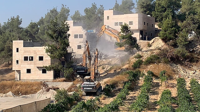 İşgalci İsrail güçleri Filistinli kardeşlere ait 3 evi yıktı