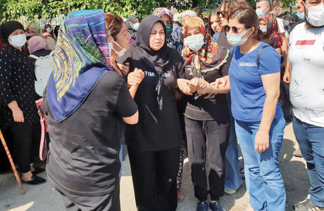 Anne Mezide Haytaoğlu, cenaze töreninde güçlükle ayakta durabildi.