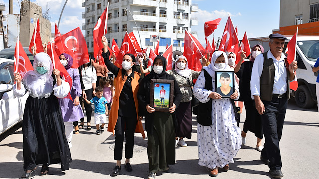Şırnak’ta terör mağduru aileler HDP İl Başkanlığı önünde eylem yaptı.