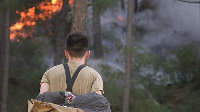 Çoğu gönüllülerden oluşan arama kurtarma ekipleri insanları ve hayvanları koruyabilmek, canları pahasına ateşe atılıyor.