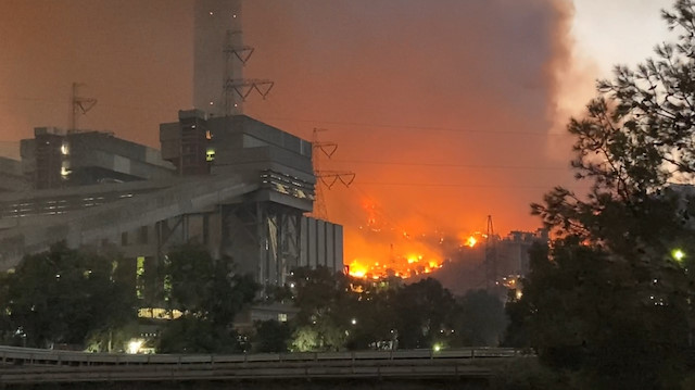 Kemerköy Termik Santrali'nin bahçesine ulaşan yangının ana binaya sıçramaması için uğraş veriliyor.