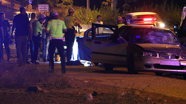 Otomobilden zorla indirilen kadın, bir başka otomobilin çarpmasıyla can verdi.