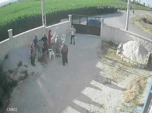 Mehmet Altun, bahçede aile fertleriyle bir süre konuştuktan sonra poşetten çıkardığı tabancayla ateş etti.