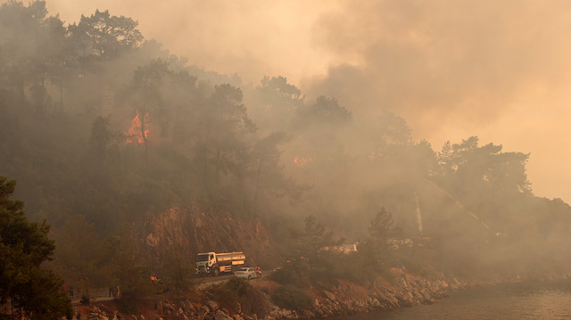 Karadan ve havadan orman yangınlarını söndürme mücadelesi devam ediyor.