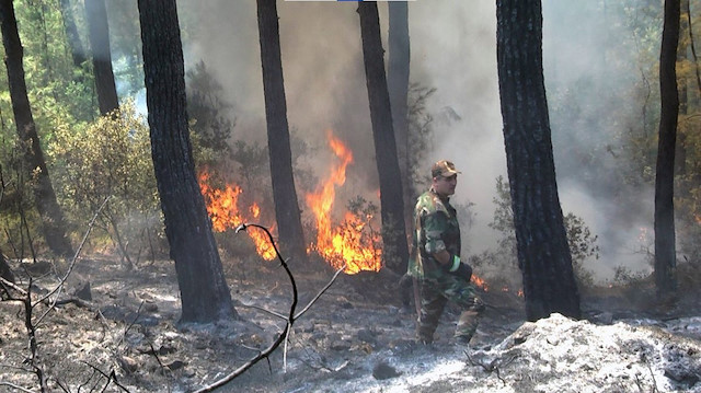 Azerbaycanlı asker yangına müdahale ediyor (Arşiv)