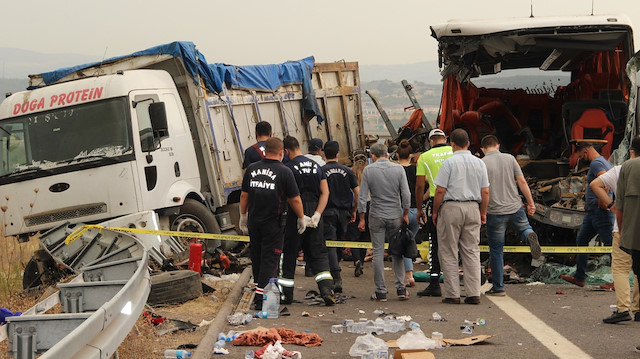 Park eden kamyona yolcu otobüsünün çarpması sonucu 6 kişi hayatını kaybetti. 
