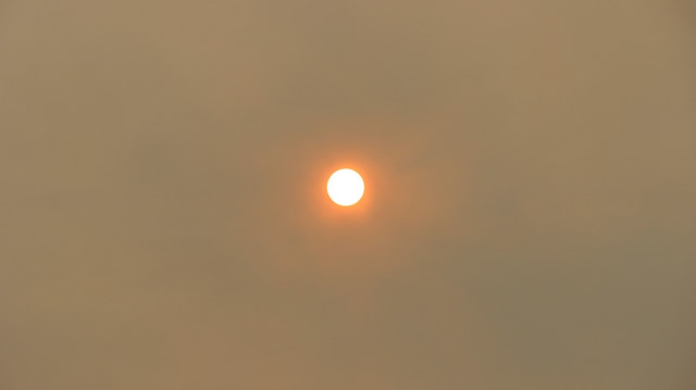 Güneşin duman ve tozlar arasında kaybolması havanın da kararmasına neden oldu.