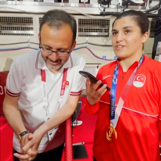 Cumhurbaşkanı Erdoğandan altın madalya alan Busenaz Sürmeneliye tebrik telefonu