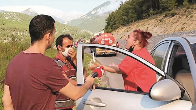 Manavgat'taki yangın bölgesinde Youtuber olduğu öğrenilen Mehmet Güzel Koyuncu’ya röportaj veren bir kadın alevlere karadan ve havadan müdahale yapıldığı esnada, “Yanıyoruz, kimse yardım etmiyor” demişti.